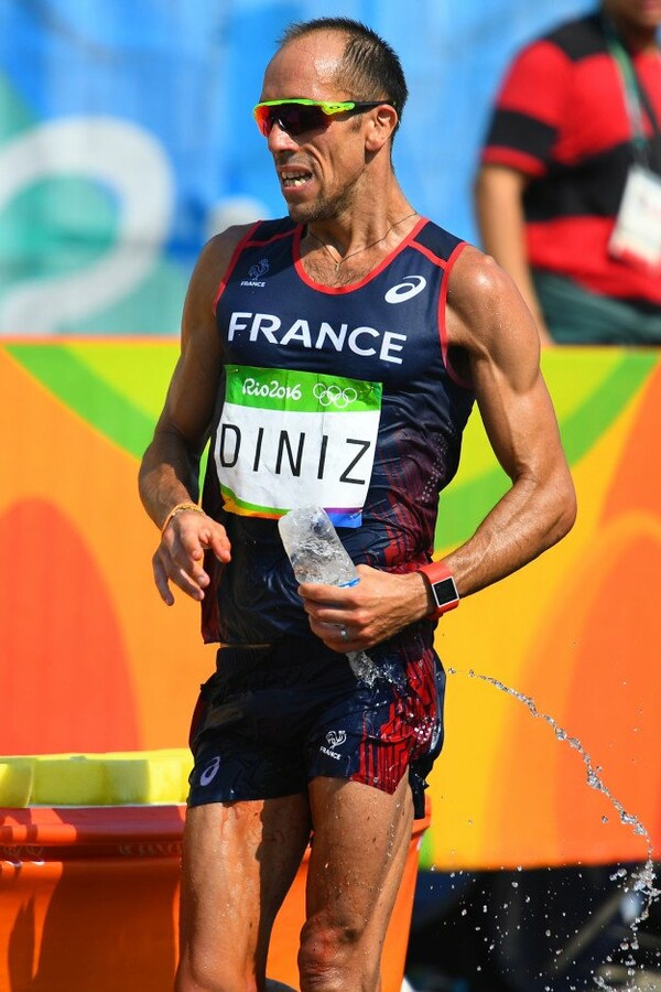 Ρίο: Ο αθλητής που είχε διάρροια την ώρα του αγώνα, κατέρρευσε, σηκώθηκε, τερμάτισε και αποθεώνεται ως ήρωας