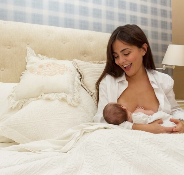 Η Αγγελική Δαλιάνη φωτογραφίζεται ενώ θηλάζει το γιο της για την παγκόσμια εβδομάδα μητρικού θηλασμού