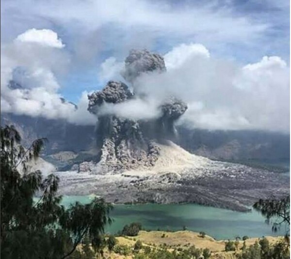 Ινδονησία: 13 τουρίστες αγνοούνται μετά από έκρηξη σε ηφαίστειο
