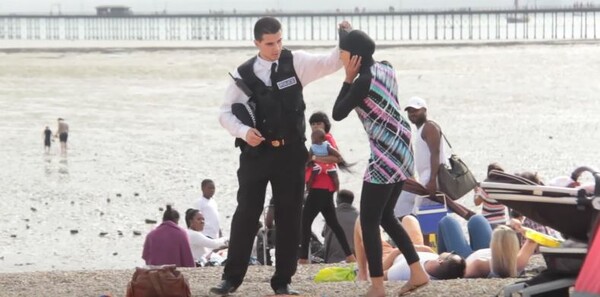 Kοινωνικό πείραμα: Tι συνέβη όταν σε παραλία της Βρετανίας ένας αστυνομικός προσπαθεί να βγάλει το μπουρκίνι από μια γυναίκα