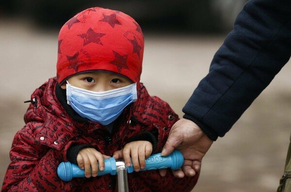 Unicef: Περίπου 300 εκατομμύρια παιδιά αναπνέουν τοξικό αέρα