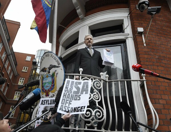 Wikileaks: To Εκουαδόρ παραδέχεται πως έκοψε το ίντερνετ στον Ασάνζ εξαιτίας της εμπλοκής του στις αμερικανικές εκλογές