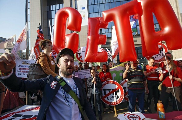 Παρά το βέλγικο «όχι», ΕΕ και Καναδάς ελπίζουν ακόμη για τη συμφωνία ελεύθερου εμπορίου CETA