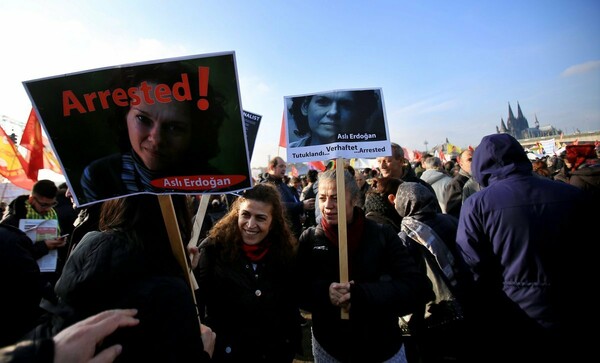 Γερμανία: Χιλιάδες Κούρδοι και Αλεβίτες διαδήλωσαν κατά του Ερντογάν