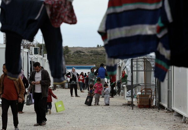 Η κυβέρνηση παραδέχεται πως υπάρχουν πρόσφυγες εκτός δομών αλλά όχι όσοι υποστηρίζει η WSJ