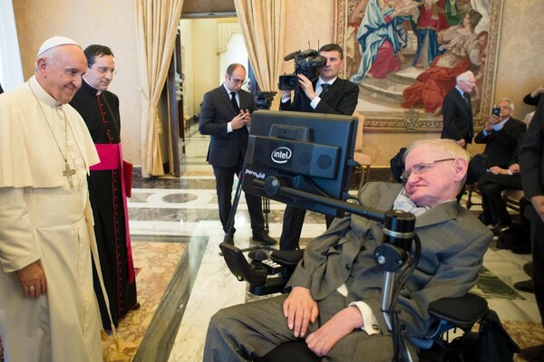 Ο Πάπας ευλόγησε τον Στίβεν Χόκινγκ