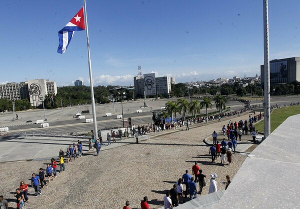 Δάκρυα και χιλιάδες άνθρωποι στην πλατεία Ελευθερίας για τον Φιντέλ Κάστρο