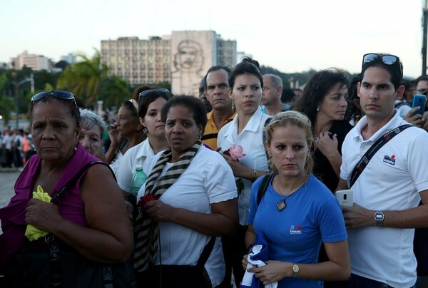 Δάκρυα και χιλιάδες άνθρωποι στην πλατεία Ελευθερίας για τον Φιντέλ Κάστρο