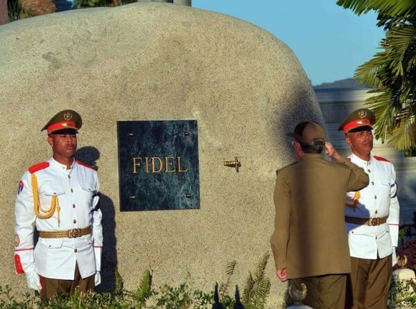 Ο τάφος του Φιντέλ Κάστρο και οι πρώτες φωτογραφίες από την κλειστή τελετή
