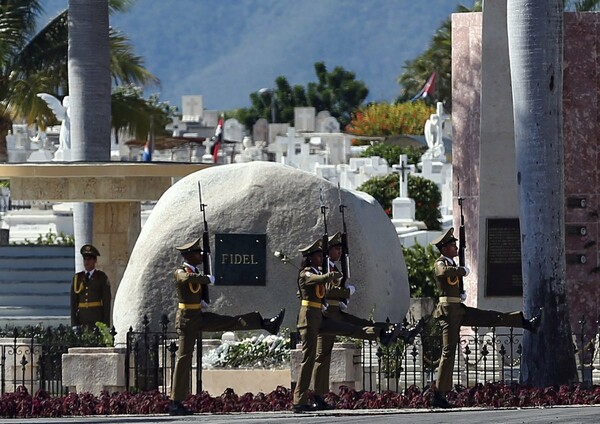 Ο τάφος του Φιντέλ Κάστρο και οι πρώτες φωτογραφίες από την κλειστή τελετή