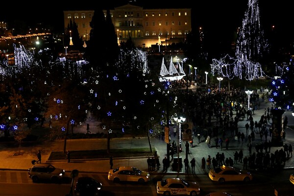 Επισήμως Χριστούγεννα στην Αθήνα - Η φωταγώγηση της πλατείας Συντάγματος