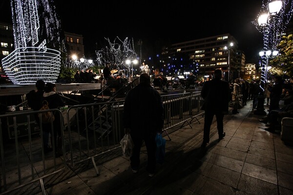 Επισήμως Χριστούγεννα στην Αθήνα - Η φωταγώγηση της πλατείας Συντάγματος