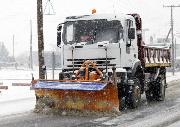 Συνεχίζει η επέλαση του χιονιά στη δυτική Μακεδονία- Κλειστά σχολεία και προβλήματα στο οδικό δίκτυο