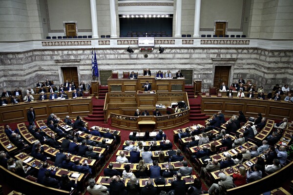 Βουλή: Υπερψηφίστηκε το νομοσχέδιο με τα προαπαιτούμενα της β' αξιολόγησης