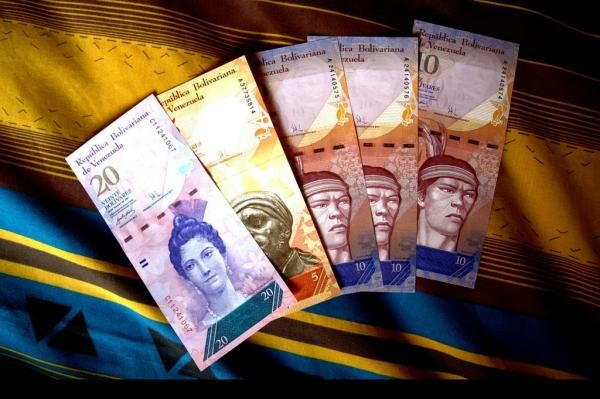 Βενεζουέλα: Μεγαλύτερα χαρτονομίσματα τυπώνει ο Μαδούρο