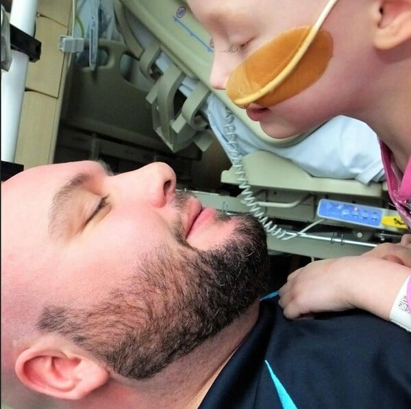 Ένας πατέρας συγκλονίζει με τις φωτογραφίες της 4χρονης κόρης του για να δείξει το αληθινό πρόσωπο του καρκίνου