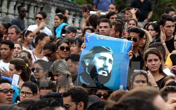 Κούβα: Με 21 κανονιοβολισμούς ξεκίνησαν οι τελετές στη μνήμη του Φιντέλ Κάστρο (video)
