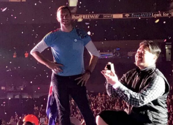 Οι Coldplay διέκοψαν τη συναυλία τους για να μπορέσει να γίνει μια ρομαντική πρόταση γάμου στη σκηνή