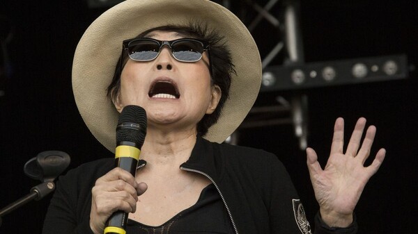 Μόνο η Yoko Ono θα μπορούσε να αντιδράσει στην εκλογή Τραμπ με αυτόν τον τρόπο