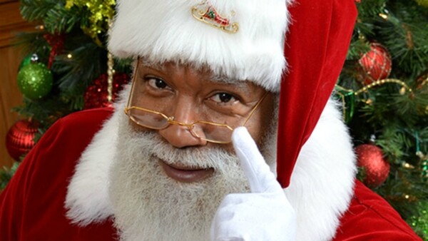 O πρώτος μαύρος Άγιος Βασίλης σε εμπορικό κέντρο των ΗΠΑ προκάλεσε ρατσιστικό παραλήρημα
