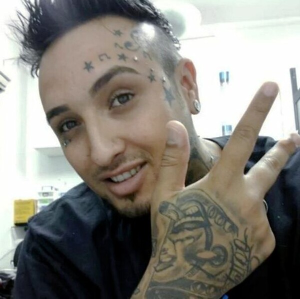 Βραζιλιάνος tattoo artist που γέμισε τατουάζ το κεφάλι του σκύλου του προκαλεί οργή στο διαδίκτυο