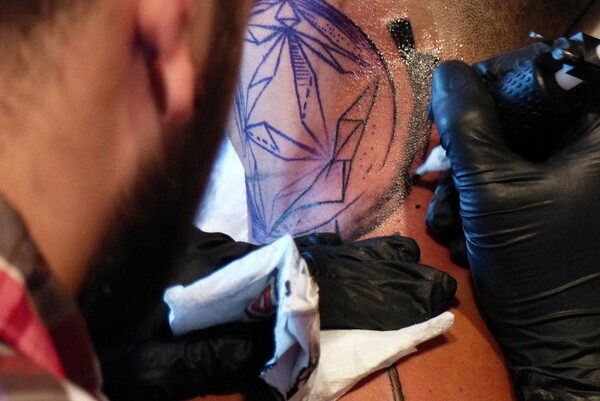 Δικαιώθηκε και θα αποζημιωθεί πολίτης που τον έκοψαν από την ΕΛΑΣ λόγω τατουάζ