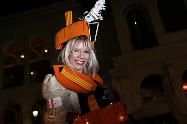 Η τελευταία νύχτα του Καρναβαλιού της Πάτρας με 30.000 ανθρώπους να διασκεδάζουν στο δρόμο