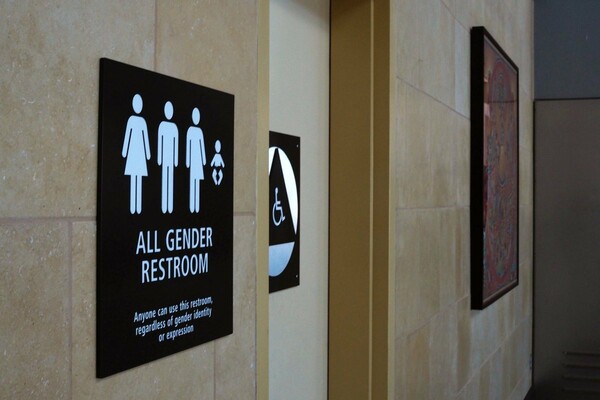 Ο Τραμπ ακύρωσε οδηγία του Ομπάμα που επέτρεπε σε transgender μαθητές να επιλέγουν ανδρική ή γυναικεία τουαλέτα