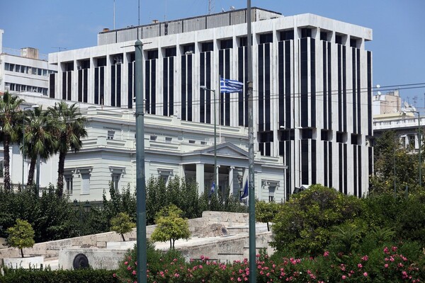 ΥΠΕΞ: Ανεγκέφαλη και εγκληματική η επίθεση κατά του Γαλλικού Ινστιτούτου Αθηνών