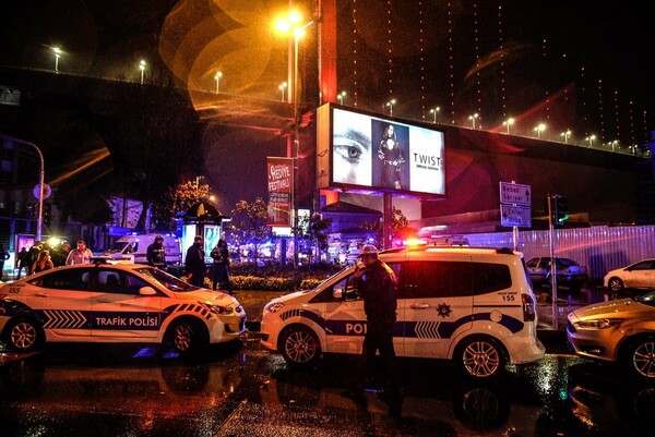 Νέο βίντεο από την επίθεση στην Κωνσταντινούπολη: Ο δράστης μπαίνει πυροβολώντας στο κλαμπ - ΣΚΛΗΡΕΣ ΕΙΚΟΝΕΣ