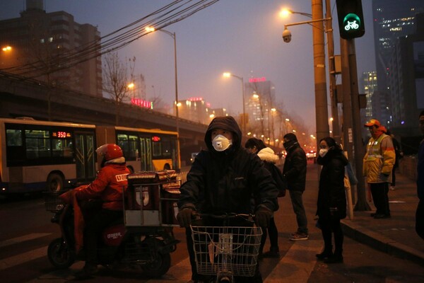 H Κίνα μέσα στο νέφος: Η χώρα ανανέωσε τον ανώτατο συναγερμό για νέφος και ομίχλη