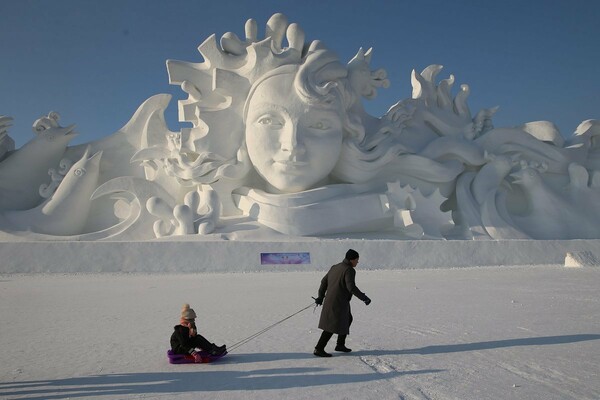 Τεράστια παγωμένα γλυπτά και τέχνη στο χιόνι