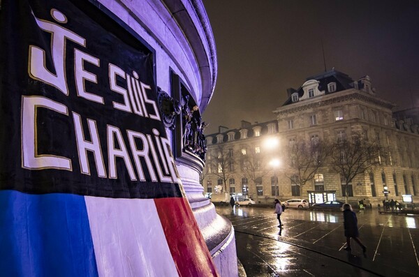#JeSuisToujoursCharlie: Εκατοντάδες Γάλλοι τίμησαν τα θύματα των επιθέσεων του Ιανουαρίου 2015