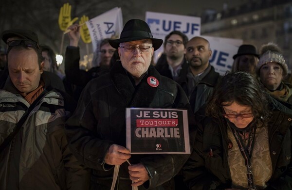 #JeSuisToujoursCharlie: Εκατοντάδες Γάλλοι τίμησαν τα θύματα των επιθέσεων του Ιανουαρίου 2015