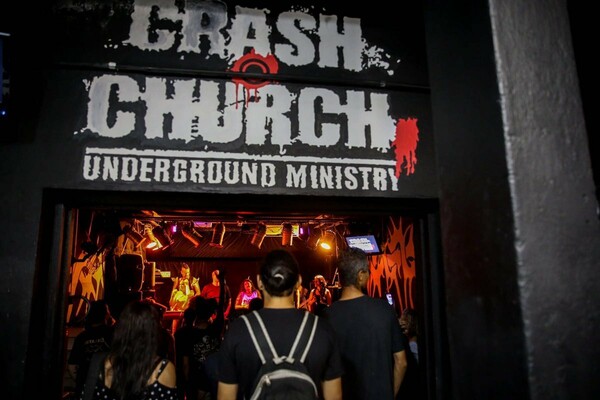 Στα άδυτα της «Crash Church», της εναλλακτικής, μέταλ εκκλησίας σ' ένα υπόγειο γκαράζ του Σάο Πάολο