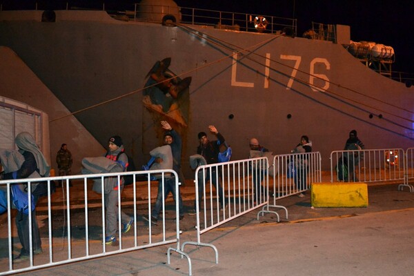 Εκκενώθηκε το αρματαγωγό «Λέσβος» από τους μετανάστες που φιλοξενούσε και τους επιστρέφουν στον καταυλισμό