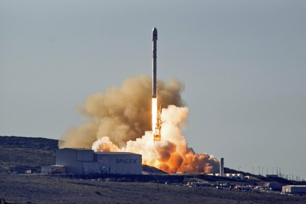 Δείτε την εκτόξευση του πυραύλου Falcon 9 της εταιρίας SpaceX, τέσσερις μήνες μετά την έκρηξη στο ακρωτήρι Κανάβεραλ