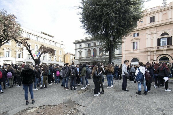 Ζημιές από τους τρεις ισχυρούς σεισμούς στην Ιταλία - Διακόπηκαν δρομολόγια τρένων και εκκενώθηκαν σχολεία