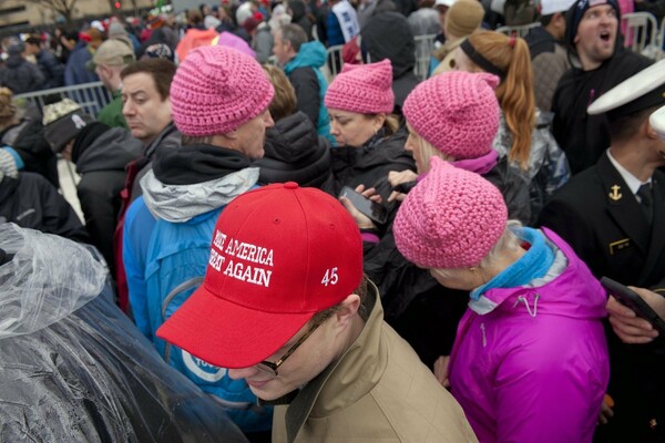 Η προέλευση των καπέλων με σύνθημα «Κάντε την Αμερική Σπουδαία Ξανά» σόκαρε τους υποστηρικτές του Τραμπ
