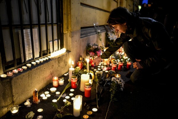 Ουγγαρία: Εθνικό πένθος για τους μαθητές που σκοτώθηκαν- Πολίτες θρηνούν και αφήνουν λουλούδια στο σχολείο τους