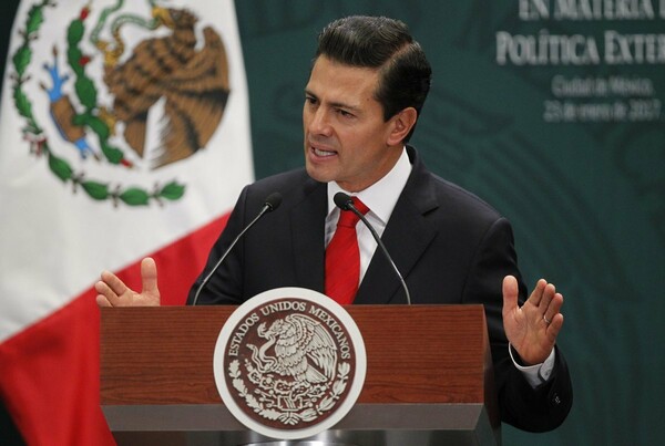 Υπουργοί του Τραμπ θα συναντηθούν με τον πρόεδρο του Μεξικού εν μέσω έντασης για το τείχος