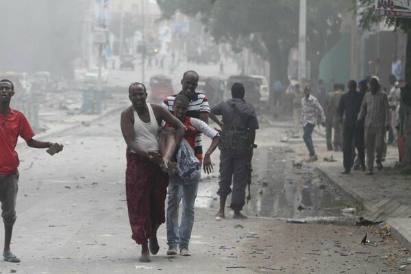 Σομαλία: Τουλάχιστον 28 νεκροί και 43 τραυματίες από διπλή βομβιστική επίθεση σε ξενοδοχείο