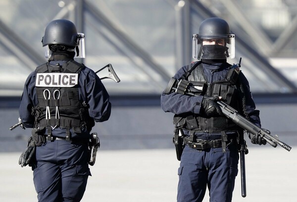 Γαλλία: Και δεύτερος αστυνομικός κατηγορείται για βιασμό ενός συλληφθέντα με γκλομπ