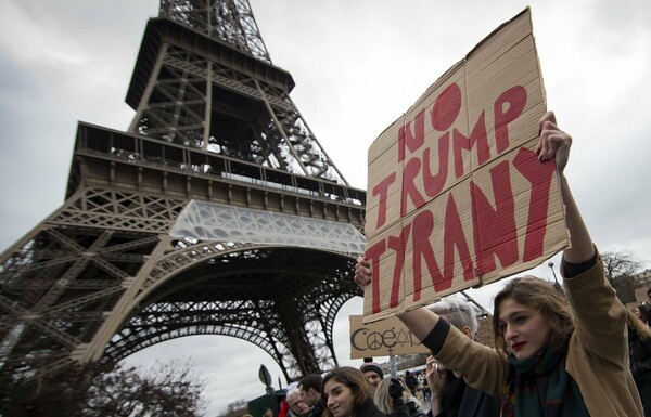 Χιλιάδες διαδηλωτές κατά του Τραμπ σε Ευρώπη και ΗΠΑ