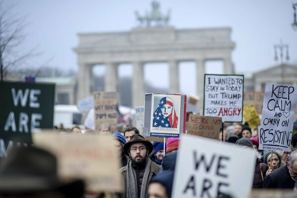 Χιλιάδες διαδηλωτές κατά του Τραμπ σε Ευρώπη και ΗΠΑ