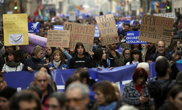 Εκατοντάδες χιλιάδες πολίτες στους δρόμους της Βαρκελώνης διαδήλωσαν υπέρ της υποδοχής προσφύγων στην Ισπανία