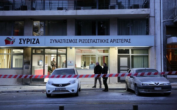 Μπαράζ προσαγωγών στο κέντρο της Αθήνας μετά την επίθεση στα γραφεία του ΣΥΡΙΖΑ - Τους 35 έφτασαν οι προσαχθέντες