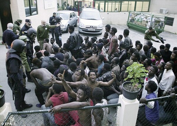 Ισπανία: 500 μετανάστες από την Αφρική διέσχισαν τα σύνορα από το Μαρόκο προς τη Θέουτα