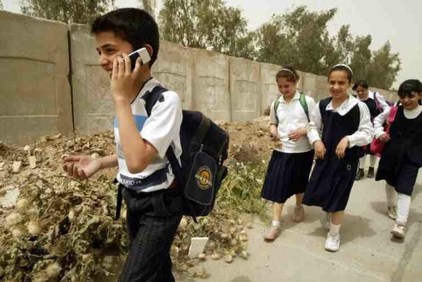 Πιο ευάλωτα τα παιδιά στην ακτινοβολία των κινητών τηλεφώνων