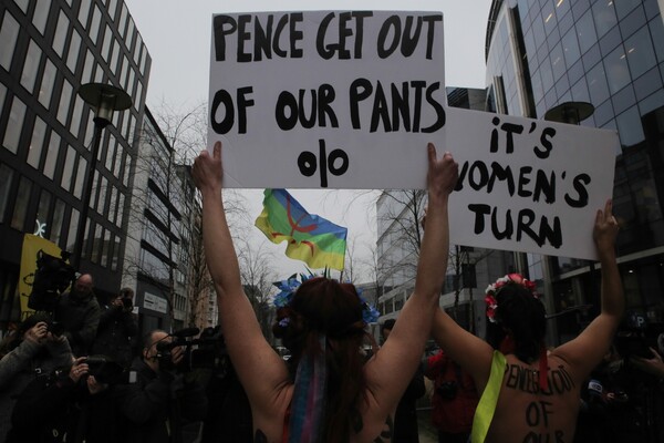 Γυμνόστηθες Femen διαδηλώνουν κατά του Πενς και των ΗΠΑ στις Βρυξέλλες